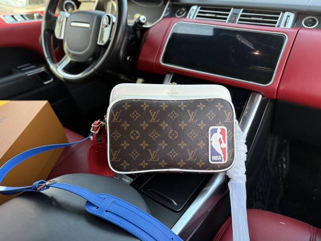 高端货 新款 “ Louis Vuitton ”Lv单肩包 路易威登邮差包 M45584 Louis Vuitton X Nba 联名款 老花满印可调节肩带 涂