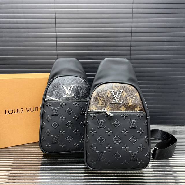 Louisvuitton 路易威登 印花胸包 斜挎单肩包 采用精湛镶嵌细工，实物拍摄 原厂原版面料 配送防尘袋 折叠盒30 X 17 Cm。