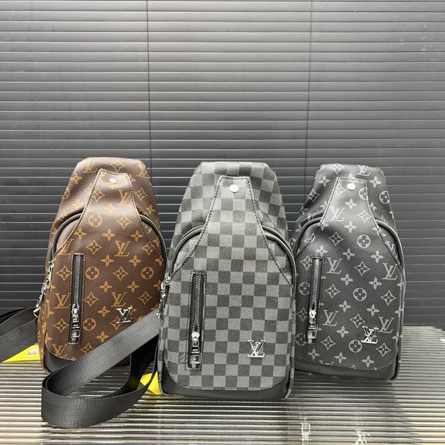 Louisvuitton 路易威登 印花胸包 斜挎单肩包 采用精湛镶嵌细工，实物拍摄 原厂原版面料 配送防尘袋30 X 17 Cm。