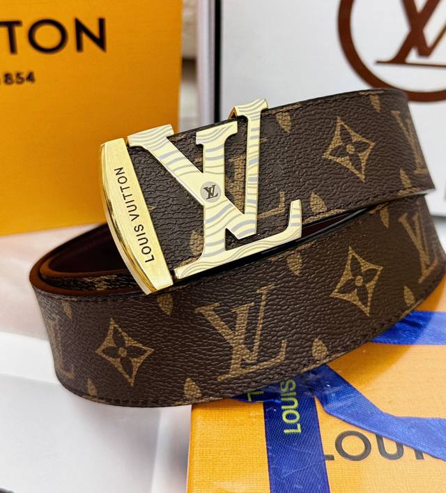 皮带：Lv..路易..威登顶级复刻- 腰带：原单品质百分百进口头层牛皮，保证真皮。雕花镂空工艺.真空电镀.永不掉色.24K纯钢扣头层老花，黑格，棕格，黑花，格仔