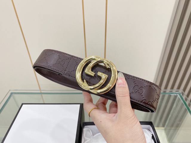 Gucci 古奇新款互扣式g带扣深受品牌辉煌的70年代经典设计所影响，得以重新诠释。安放于织纹纯皮腰带之上。正品一致的吊牌全套包装 配纸袋 礼品盒 亲们下单一定