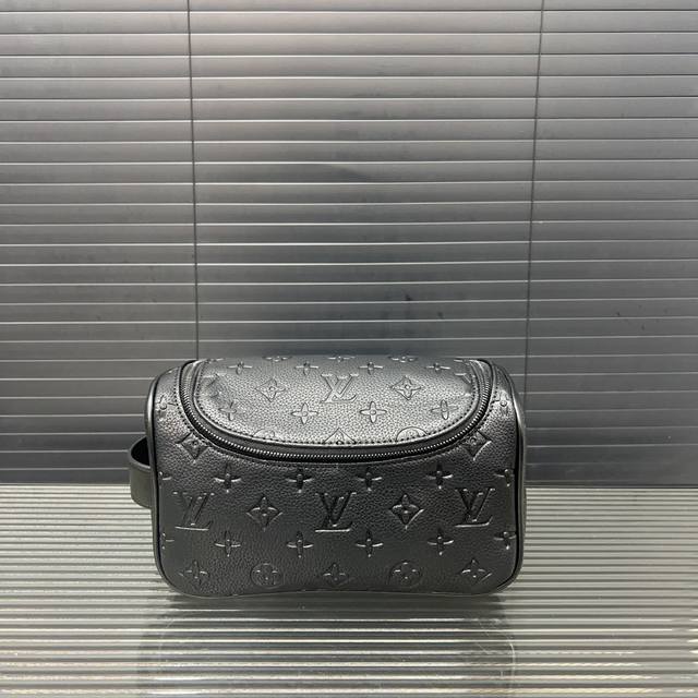 Louisvuitton 路易威登 24Fw 化妆包 洗漱袋 手拿包 采用精湛镶嵌细工，经典百搭 实物拍摄 原厂原版面料 配送防尘袋 礼盒 15 X 24 Cm