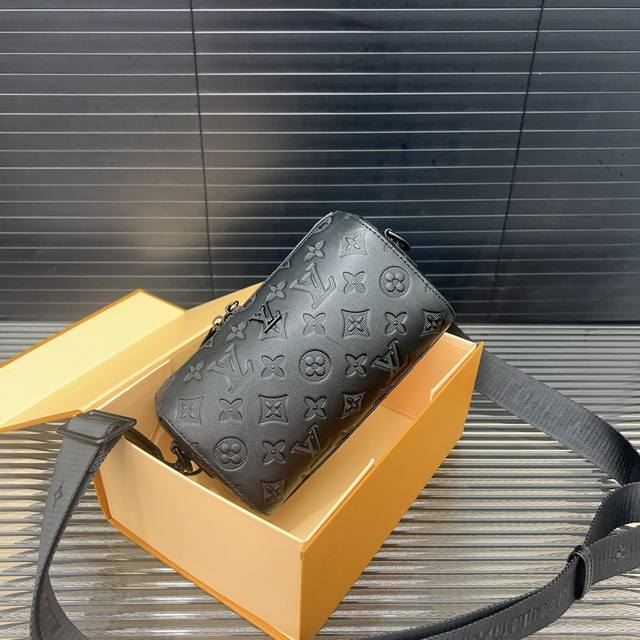 Louisvuitton 路易威登 牛皮 枕头包帆布拼皮革 单肩包斜挎包 超大容量 经典百搭 实物拍摄 原厂原版面料 配送防尘袋 12 X 19 Cm。