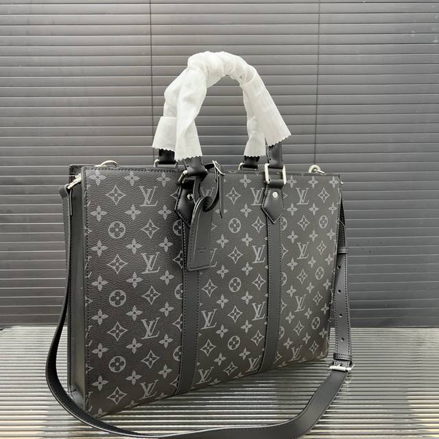 Louisvuitton 路易威登 印花手提包手袋 印花托特包 公文包 超大容量 经典百搭 实物拍摄 原厂原版面料 配送防尘袋 40 X 32 Cm。