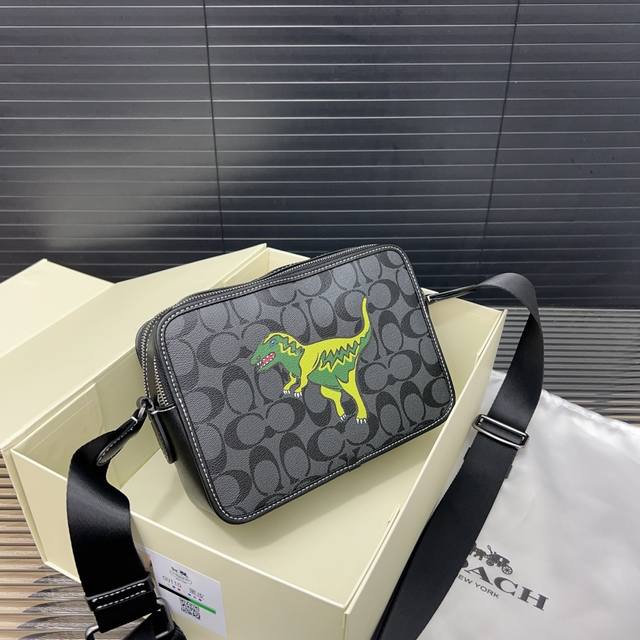 Coach 蔻驰 邮差包 Charter24 印花 小方包 单肩包 斜挎包 经典logo搭配原厂工艺材质 休闲百搭 采用精湛镶嵌细工，实物拍摄 原厂原版面料 配