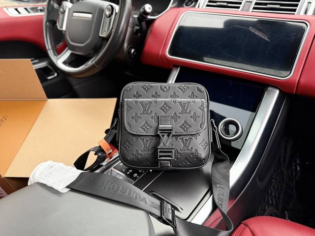 高端货 新款 “ Louis Vuitton ”Lv单肩包 路易威登单肩包 M12516。Louis Vuitton Getaway Monogram 压花可调