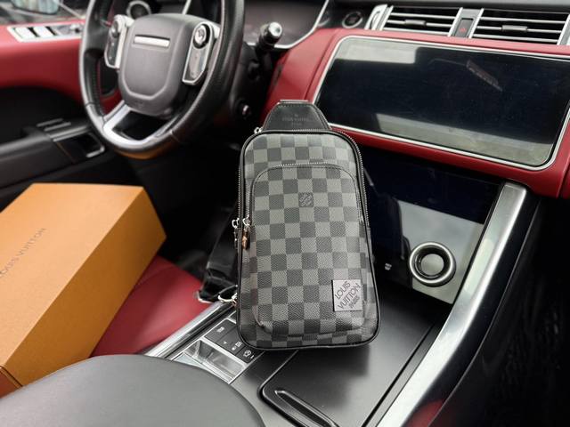 芯片版 高端货 新款 “Louis Vuitton”Lv胸包 Avenve 路易威登 单肩包 此款 Damier Graphite 帆布面料的 Avenue 单