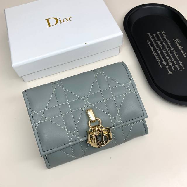 Dior 923颜色 黑色 米色 艳粉 兰色尺寸：11*8.5*3Dior 专柜最新款出货！这款迷你 Lady Dior 钱包设计精巧，空间宽敞。黑色羊皮革饰以