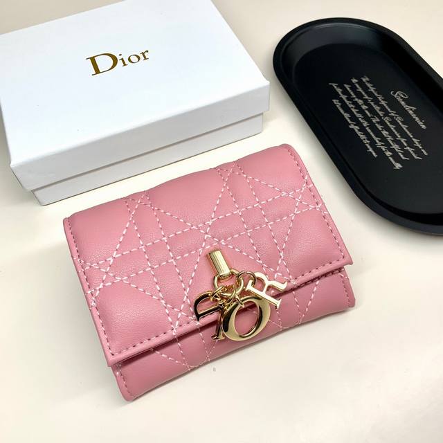 Dior 923颜色 黑色 米色 艳粉 兰色尺寸：11*8.5*3Dior 专柜最新款出货！这款迷你 Lady Dior 钱包设计精巧，空间宽敞。黑色羊皮革饰以