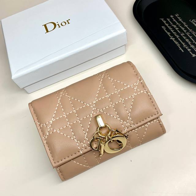 Dior 923颜色 黑色 米色 艳粉 兰色尺寸：11*8.5*3Dior 专柜最新款出货！这款迷你 Lady Dior 钱包设计精巧，空间宽敞。黑色羊皮革饰以