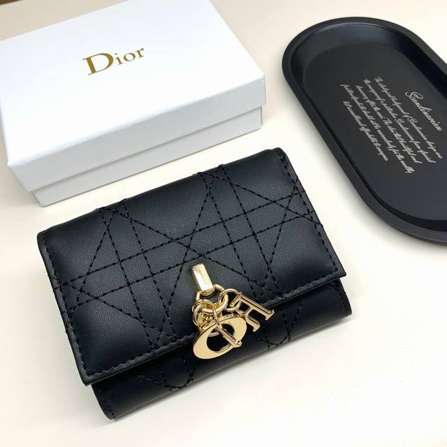 Dior 923颜色 黑色 米色 艳粉 兰色尺寸：11*8.5*3Dior 专柜最新款出货！这款迷你 Lady Dior 钱包设计精巧，空间宽敞。黑色羊皮革饰以