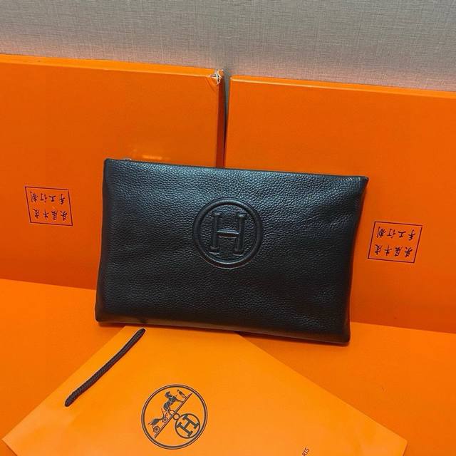 爱马仕hermès 手拿包包是很实用的选择。日常使用也是非常适合的。节日送人必备之选。男士休闲斜挎包 尺寸 爱马仕手拿包：长25Cm宽2Cm高16Cm