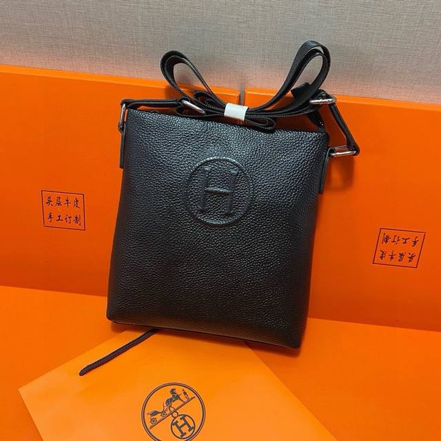 爱马仕hermès 公文包包是很实用的选择。日常使用也是非常适合的。节日送人必备之选。男士休闲斜挎包 尺寸 爱马仕斜挎包：长20Cm宽4Cm高22Cm