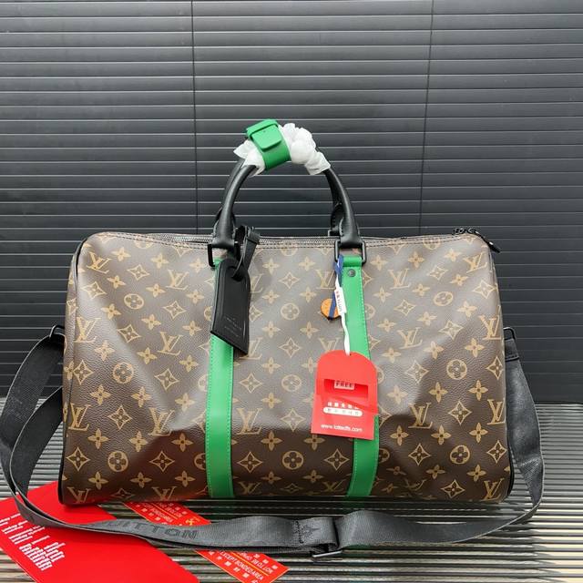 Louisvuitton 路易威登 Keepall 印花旅行袋 手提包袋 机场包 采用精湛镶嵌细工 实物拍摄 原厂原版面料 45 X 26 Cm。