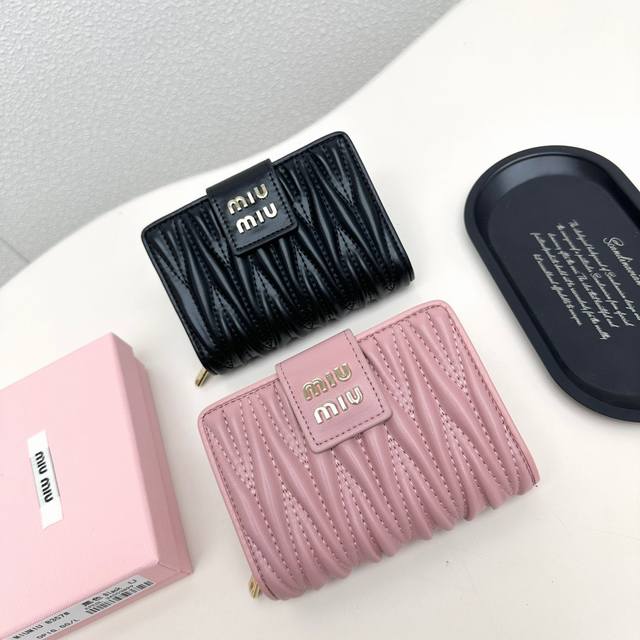 Miumiu 8357颜色 黑 粉尺寸 13.5X9.5X3.5专柜最新款火爆登场！采用头层小羊皮，做工精致， 媲美专柜！多功能小钱包，内隔丰富，超级实用！