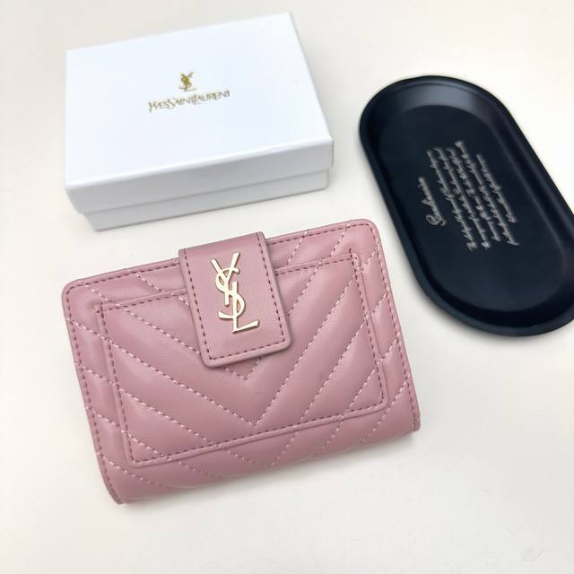 Ysl 8355颜色 黑 粉尺寸13.5X9.5X3.5 专柜最新款火爆登场！采用头层小羊皮，做工精致， 媲美专柜！多功能小钱包，内隔丰富，超级实用！