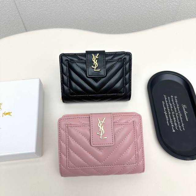 Ysl 8355颜色 黑 粉尺寸13.5X9.5X3.5 专柜最新款火爆登场！采用头层小羊皮，做工精致， 媲美专柜！多功能小钱包，内隔丰富，超级实用！