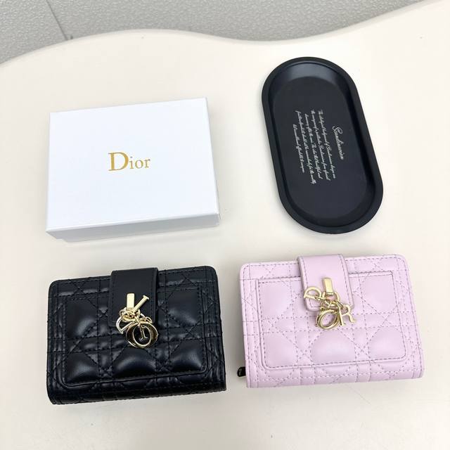 Dior 8353颜色 黑 粉尺寸 13.5X9.5X3.5 专柜最新款火爆登场！采用头层小羊皮，做工精致， 媲美专柜！多功能小钱包，内隔丰富，超级实用！