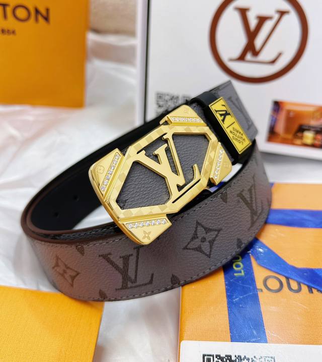 皮带：Lv..路易..威登顶级复刻. 腰带：原单品质百分百头层牛皮，保证真皮。镶嵌颗颗饱满钻石镶钻工艺.真空电镀.永不掉色.24K实心纯钢扣头层小牛皮灰老花纹路