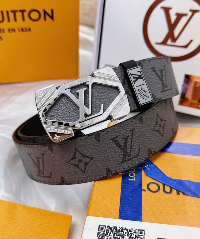 皮带：Lv..路易..威登顶级复刻. 腰带：原单品质百分百头层牛皮，保证真皮。镶嵌颗颗饱满钻石镶钻工艺.真空电镀.永不掉色.24K实心纯钢扣头层小牛皮灰老花纹路