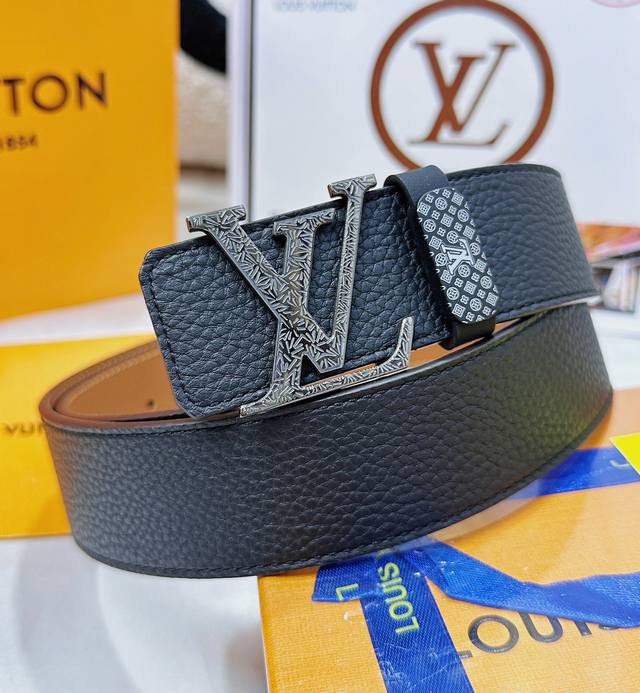 皮带：Lv..路易..威登顶级复刻. 腰带：原单品质百分百头层牛皮，保证真皮。雕花镂空工艺.真空电镀.永不掉色.24K纯钢扣头层小牛皮荔枝纹双面两用专柜同等质量