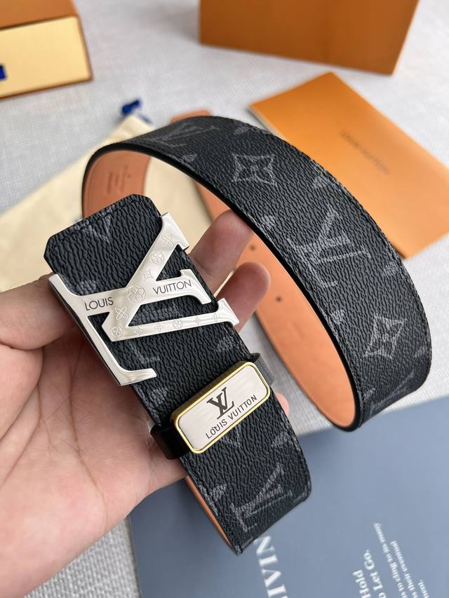 品名： Lv..路易..威登腰带皮带原单 型号：挂扣，经典纯钢材质花纹挂扣，图片实物拍摄 材料：头层牛皮，挂扣系列，纯钢材质扣头，钯镀电镀工艺永不掉色。经典咖老