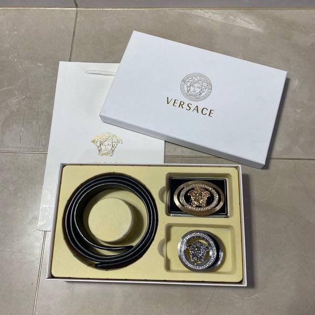 Versace精品款 ☆双扣礼盒套装 含礼盒 专柜有售 范思哲专柜在售正品 此款采用头层牛皮制作 走线油边细致 正品开模 搭配广州原版扣经久耐用、3.8Cm规格