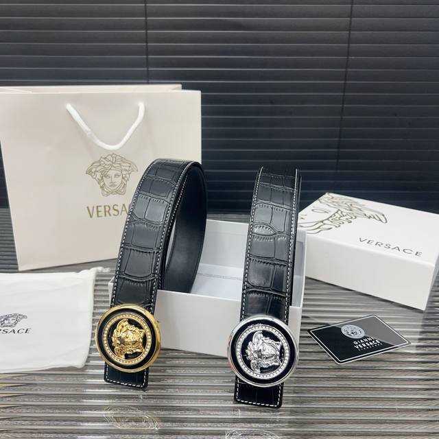 Versace 范思哲 牛皮钢扣印花扣眼腰带 男士经典款皮带 两色可选 时装搭配必备款 优质扣头 采用原厂牛皮带身 高品质全套包装 礼盒 礼袋 小票