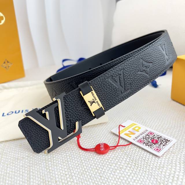 品名： Lv..路易..威登腰带皮带原单 型号：挂扣，经典纯钢材质面字母挂扣，头层牛皮，图片实物拍摄 材料：头层牛皮，挂扣系列，纯钢材质扣头，钯镀电镀工艺永不掉