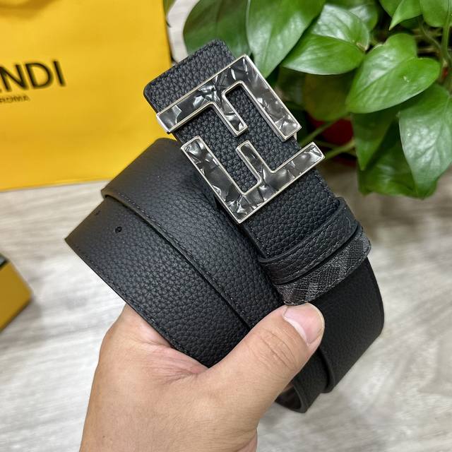 Fendi 芬迪 专柜同款 宽4.0Cm 双环正反用腰带 Ff按钉搭扣 黑色cuoio Romano皮革材质 反面面料带有烟草灰和黑色ff图案 四方金属饰面 时