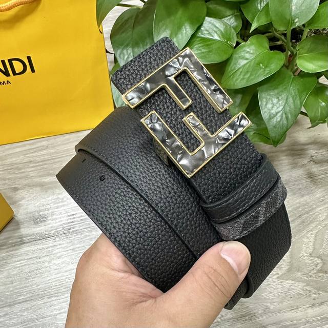 Fendi 芬迪 专柜同款 宽4.0Cm 双环正反用腰带 Ff按钉搭扣 黑色cuoio Romano皮革材质 反面面料带有烟草灰和黑色ff图案 四方金属饰面 时