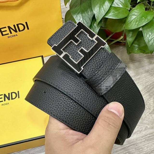 Fendi 芬迪 专柜同款 宽4.0Cm 双环正反用腰带 Ff按钉搭扣 黑色cuoio Romano皮革材质 反面面料带有烟草灰和黑色ff图案 四方金属饰面 时