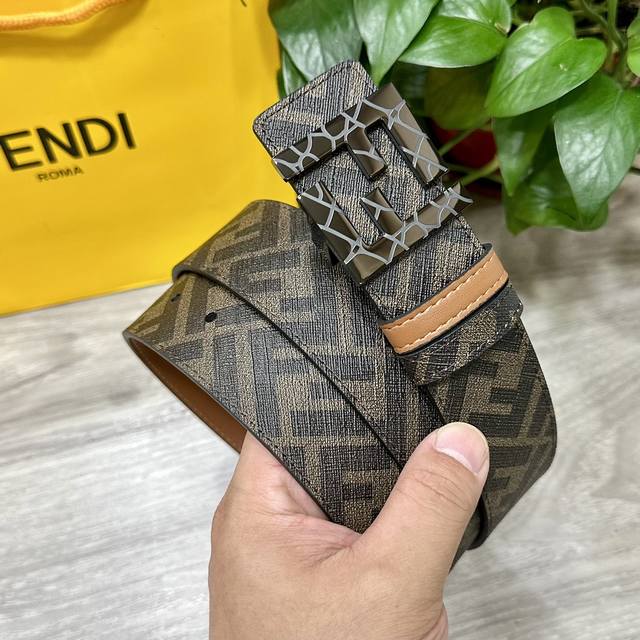 Fendi 芬迪 专柜同款 宽4.0Cm 双环正反用腰带 Ff按钉搭扣 土黄色cuoio Romano皮革材质 反面面料带有烟草黄和黑色ff图案 四方金属饰面