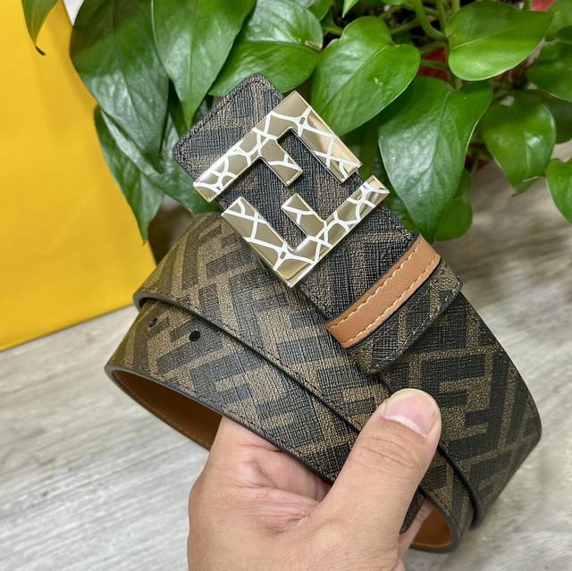 Fendi 芬迪 专柜同款 宽4.0Cm 双环正反用腰带 Ff按钉搭扣 土黄色cuoio Romano皮革材质 反面面料带有烟草黄和黑色ff图案 四方金属饰面