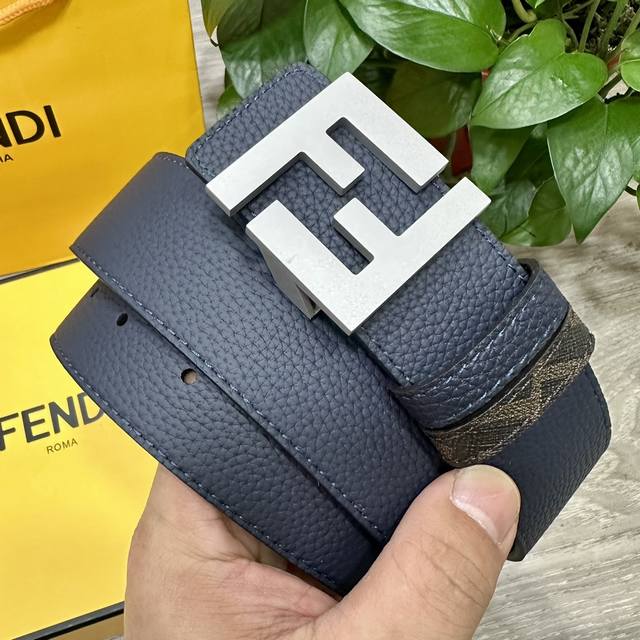 Fendi 芬迪 专柜同款 宽4.0Cm 双环正反用腰带 Ff按钉搭扣 深蓝色cuoio Romano皮革材质 反面面料带有烟草黄和黑色ff图案 四方金属饰面