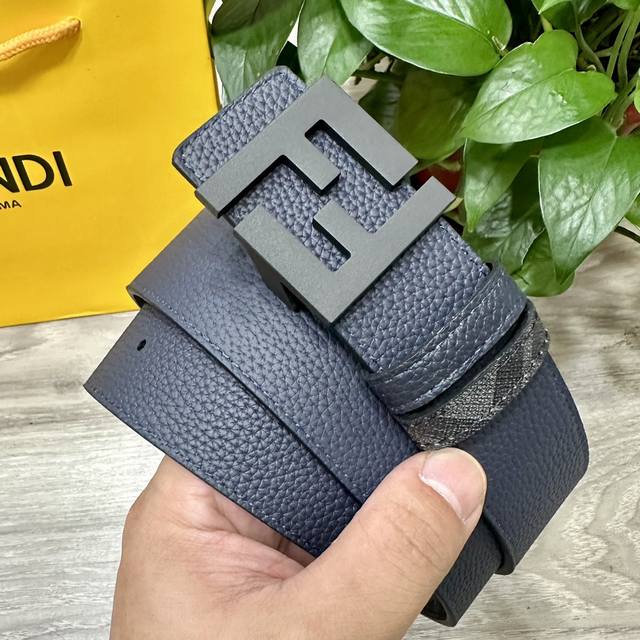 Fendi 芬迪 专柜同款 宽4.0Cm 双环正反用腰带 Ff按钉搭扣 深蓝色cuoio Romano皮革材质 反面面料带有烟草黄和黑色ff图案 四方金属饰面