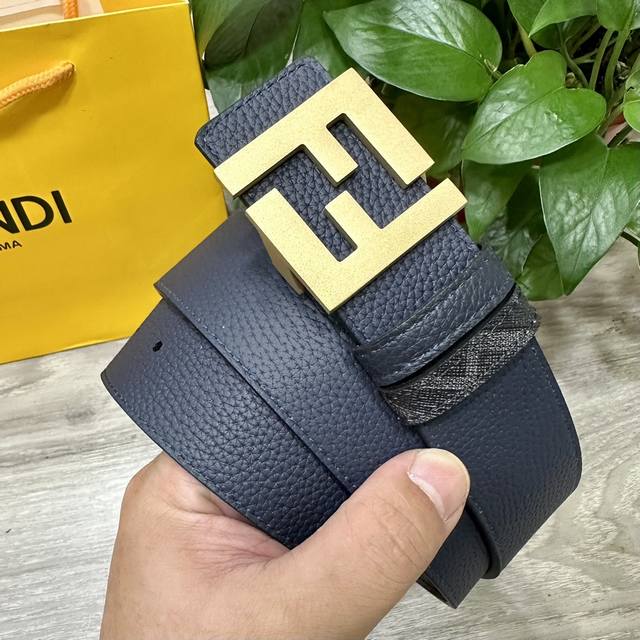 Fendi 芬迪 专柜同款 宽4.0Cm 双环正反用腰带 Ff按钉搭扣 深蓝色cuoio Romano皮革材质 反面面料带有烟草黄和黑色ff图案 四方金属饰面