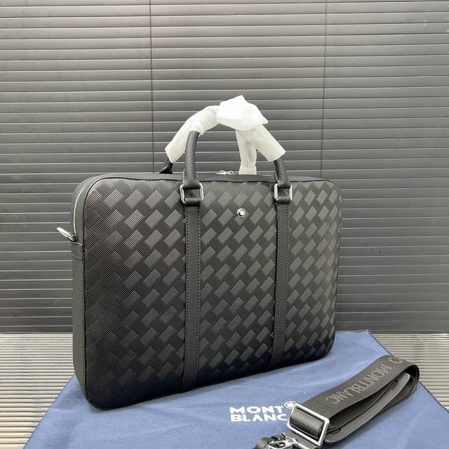 Hermès 万宝龙 风尚3.0系列 牛皮男包公文包 手提包 电脑包 采用精湛镶嵌细工 经典百搭 实物拍摄 原厂原版面料 配送防尘袋 28 X 38 Cm。