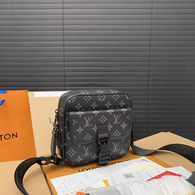 Louisvuitton 路易威登 Getaway Monogram 压花可调节拆卸肩带 牛皮 单肩斜挎包 男款 邮差包 大容量印花斜挎包 采用精湛镶嵌细工，经