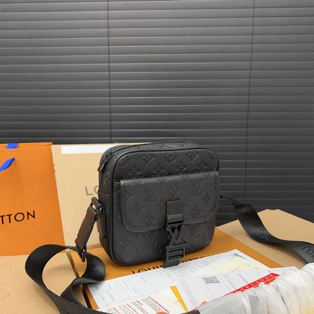 Louisvuitton 路易威登 Getaway Monogram 压花可调节拆卸肩带 牛皮 单肩斜挎包 男款 邮差包 大容量印花斜挎包 采用精湛镶嵌细工，经