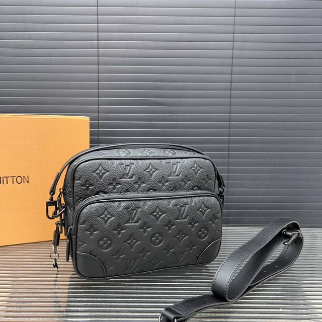 Louisvuitton 路易威登 牛皮压花邮差包 大容量单肩斜挎包 采用精湛镶嵌细工，经典百搭 实物拍摄 原厂原版面料 配送礼盒 防尘袋 18 X 24 Cm