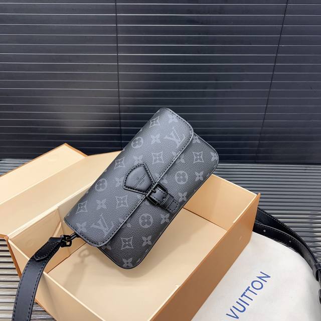 Louisvuitton 路易威登 Montsouris 斜挎包翻盖邮差包 单肩包 男女通用斜挎包 采用精湛镶嵌细工 经典百搭 实物拍摄 原厂原版面料 配送防尘