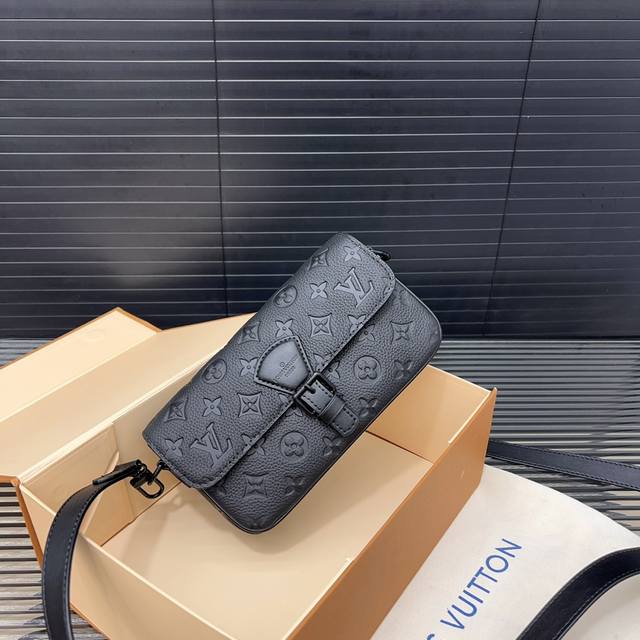 Louisvuitton 路易威登 Montsouris 斜挎包翻盖邮差包 单肩包 男女通用斜挎包 采用精湛镶嵌细工 经典百搭 实物拍摄 原厂原版面料 配送防尘