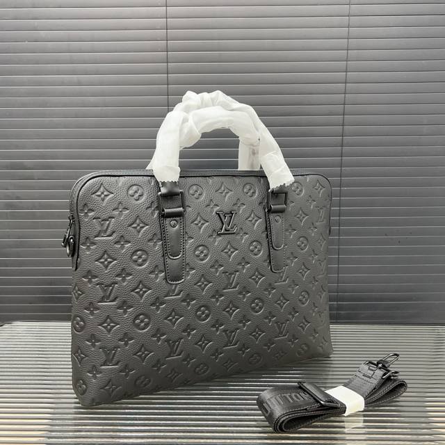 Louisvuitton 路易威登 牛皮男包公文包 手提包 电脑包 采用精湛镶嵌细工 经典百搭 实物拍摄 原厂原版面料 28 X 38 Cm。