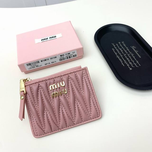 Miumiu3515颜色 黑粉蓝尺寸 11.5X10X3 Miumiu专柜最新款！专柜爆款热力来袭，经典提花压纹设计，釆用顶级进口小羊皮，皮质细腻柔软，做工精细