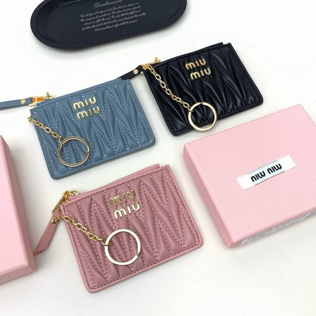 Miumiu3515颜色 黑粉蓝尺寸 11.5X10X3 Miumiu专柜最新款！专柜爆款热力来袭，经典提花压纹设计，釆用顶级进口小羊皮，皮质细腻柔软，做工精细