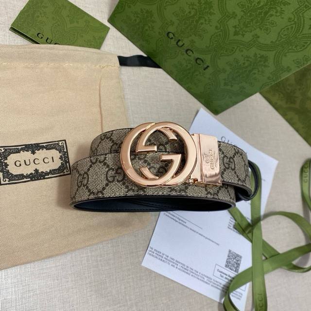 Gucci经典印花古金扣皮带 Gucci经典男士皮带牛皮材质 带有印花标志 古金色双g卡扣低调又时尚而且古金扣特别好搭配 无论是西服类便商务一点还是牛仔裤时尚类