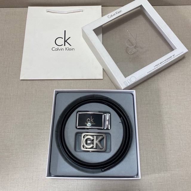 Ck精品款 ☆双扣礼盒套装 含礼盒 专柜有售 Ck专柜在售正品 此款采用头层牛皮制作 走线油边细致 正品开模 搭配广州原版扣经久耐用、3.5Cm规格