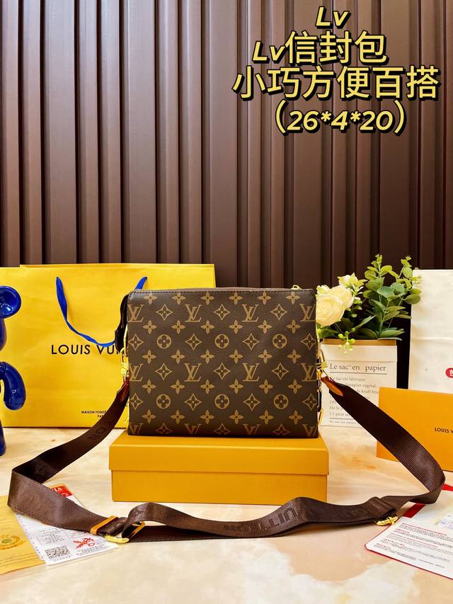 细节图 礼盒包装 Lv 24新品 原厂珐琅涂层链条 浮雕渐变 锋芒乍现 全新推出 Coussin 风琴手袋 单肩斜挎包 多用款 被拿来用做手包 一般的手包都是扁