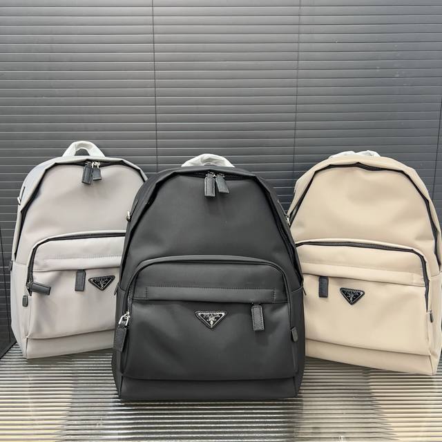 Prada 普拉达 Re-Nylon 尼龙布双肩包 背包 男女通用 原厂防水布材质 电镀五金 高端货 规格 32 X 40Cm